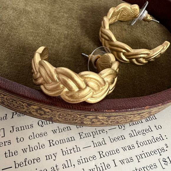 Vintage 80s TRIFARI Gold Braided Hoop Earrings Signed Push Back - Picture 7 of 7